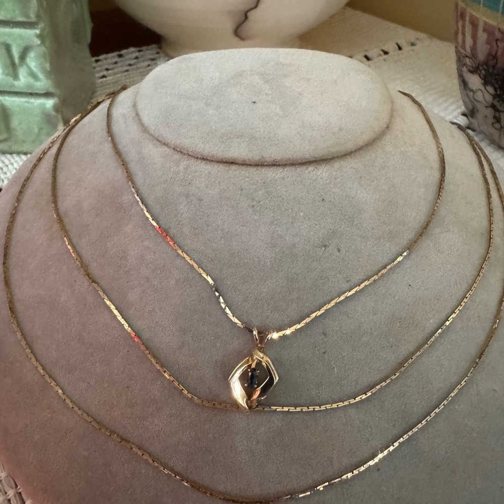 Elegant Gold Necklace with Pendant